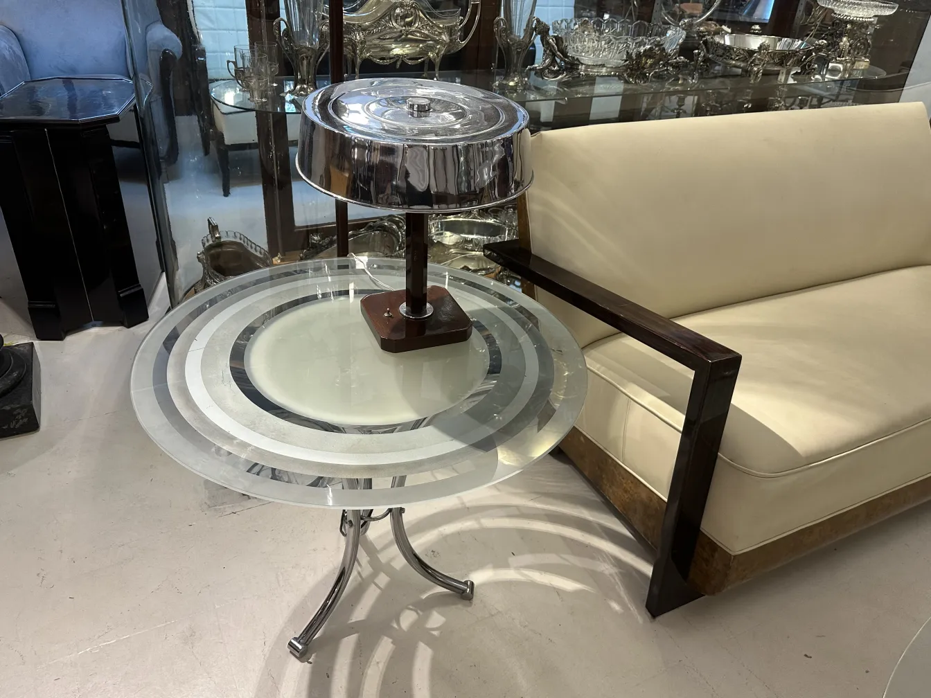 tavolino antico con design minimalista, elegantemente decorato, ambiente raffinato.