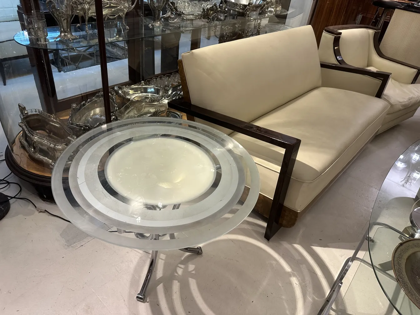 Tavolino antico rotondo, creando un'atmosfera accogliente ed elegante, circondato da oggetti nostalgici.