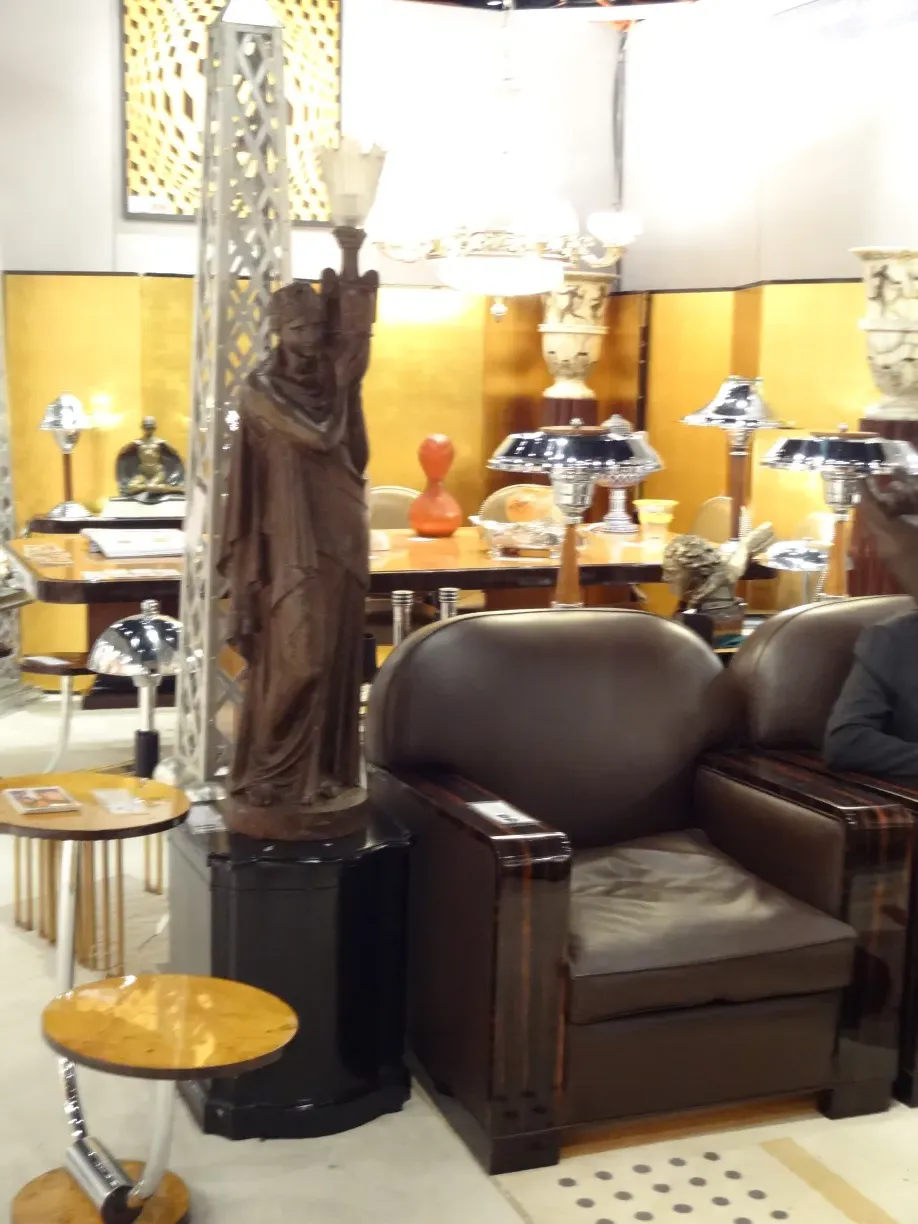 mesinha antiga em um ambiente elegante