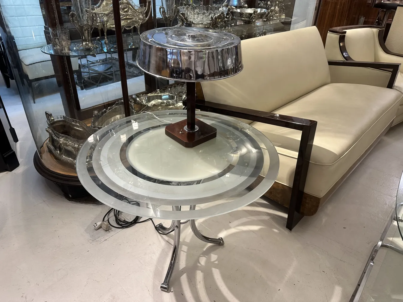 Antico tavolino con luce e design elegante, circondato da decorazioni.