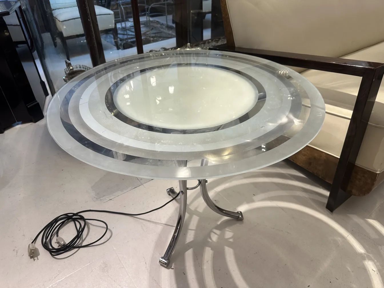 Antique small table with a circular and elegant design. Cozy ambiance.