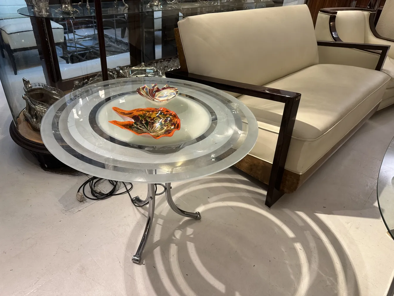 Tavolino antico con superficie decorativa e ambiente elegante.