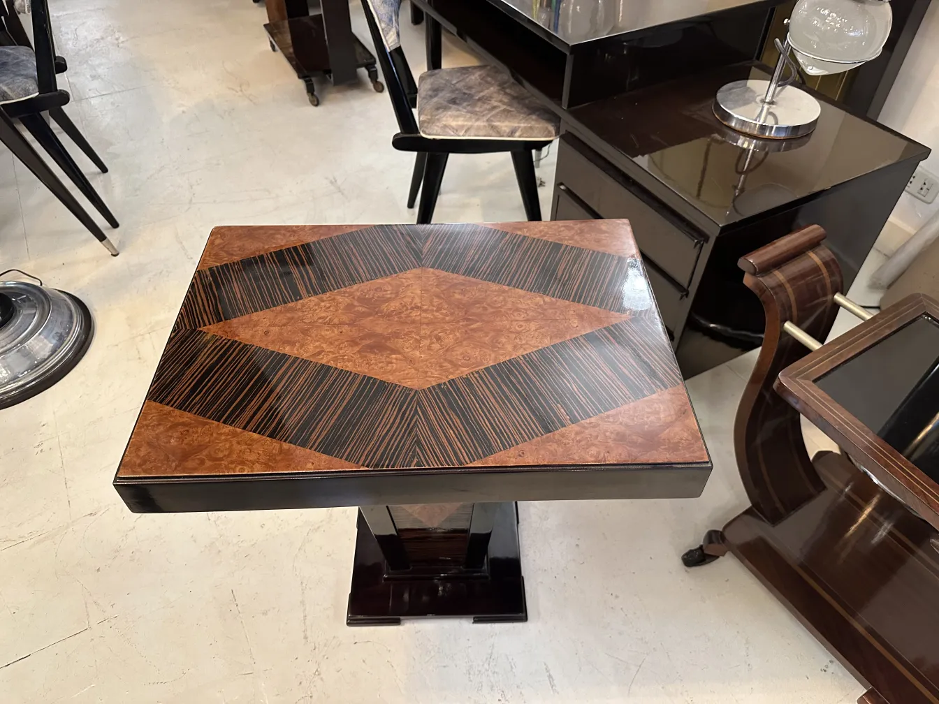 mesinha antiga com padrão em diamante e faixas