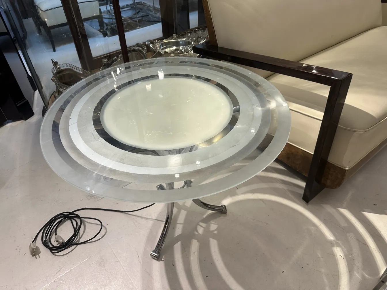 antiker kleiner Tisch mit kreisförmigem Design und Metallbasis, minimalistisches Umfeld