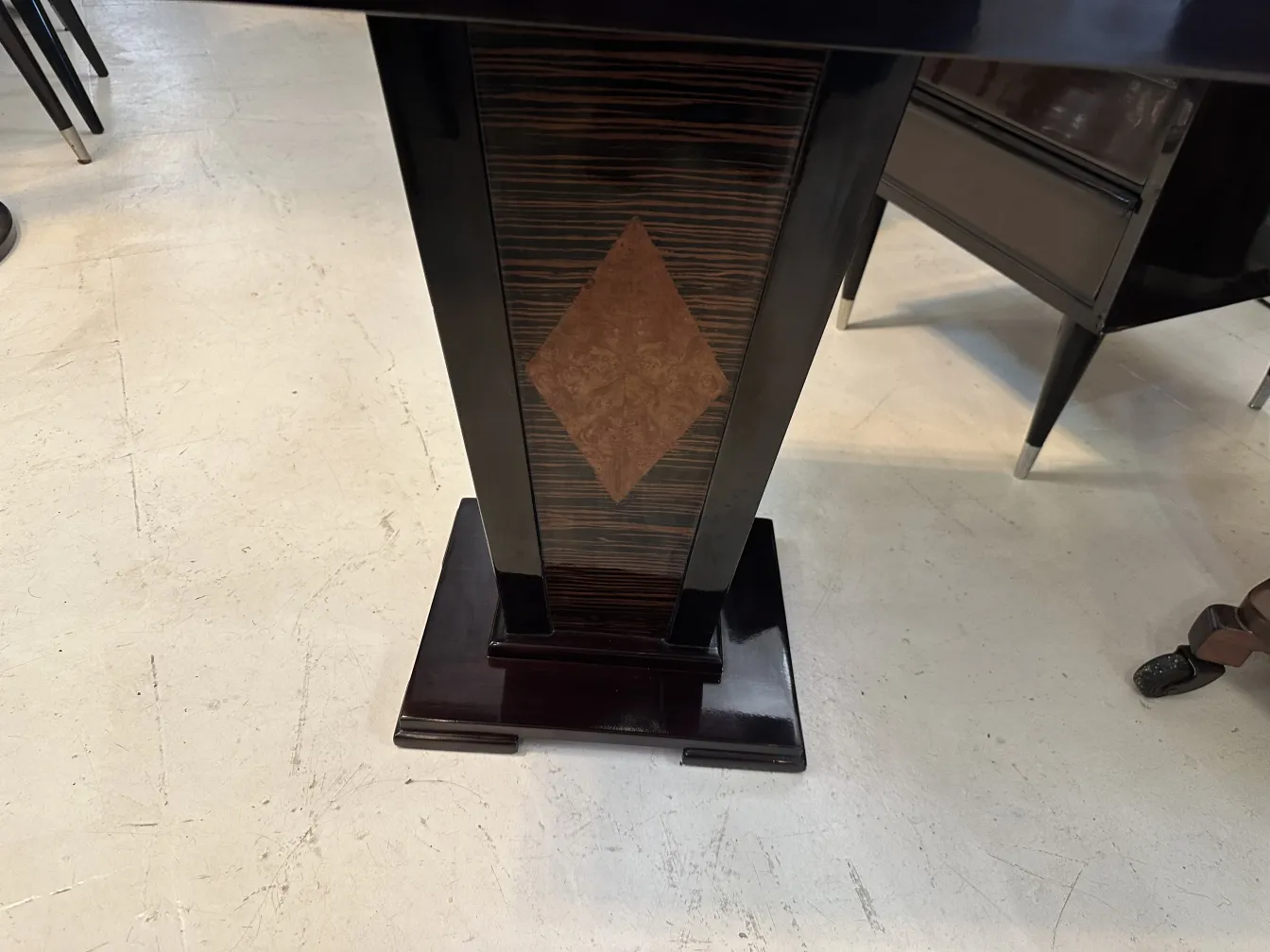 Mesita antigua con un diseño elegante y detalles decorativos