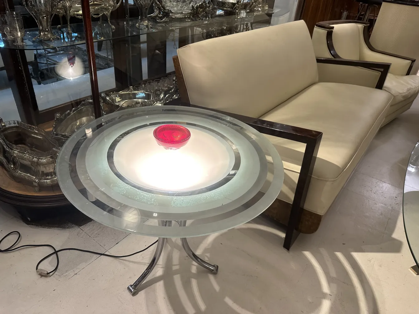 antiker kleiner Tisch mit Dekoration in eleganter Umgebung