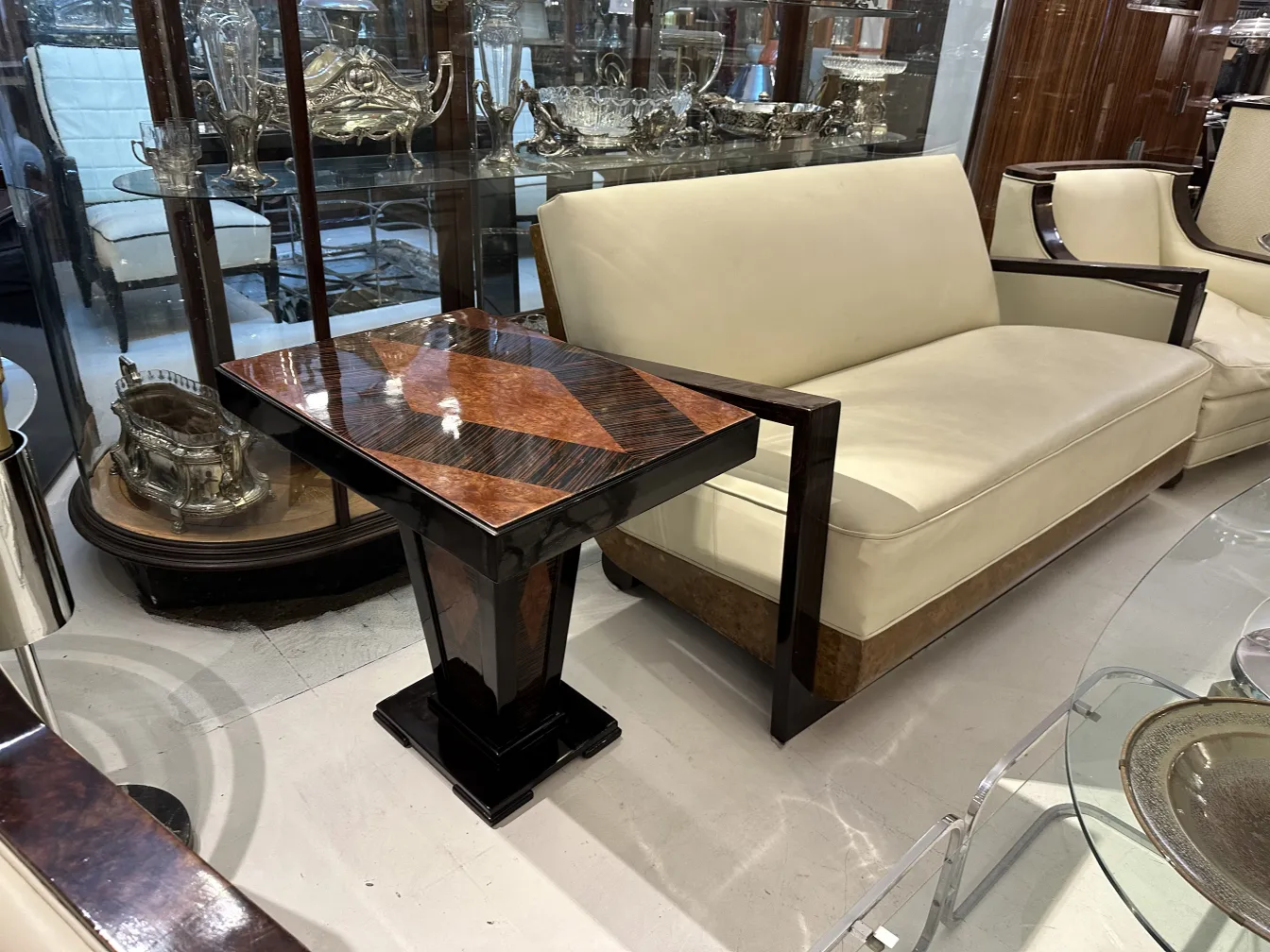 Mesita antigua pequeña con diseño elegante en un ambiente clásico