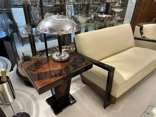 petite table antique avec design moderne, lampe dessus, canapé à proximité