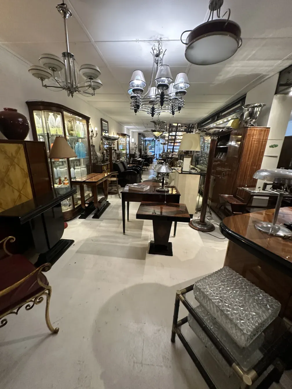 mesita antigua en un ambiente de antigüedades