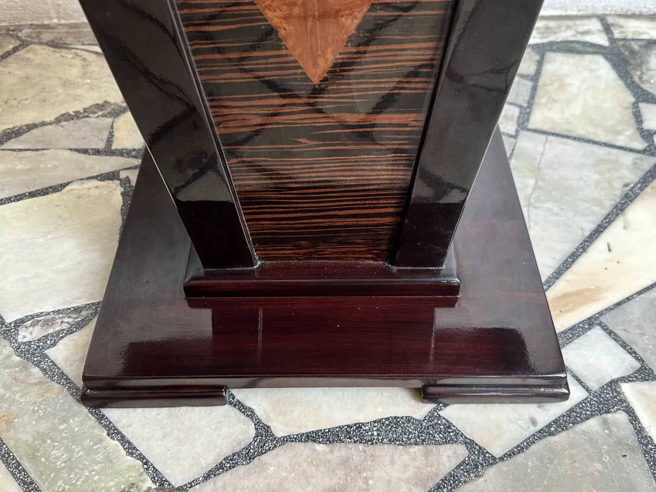 petite table antique avec design élégant sur fond de pierre