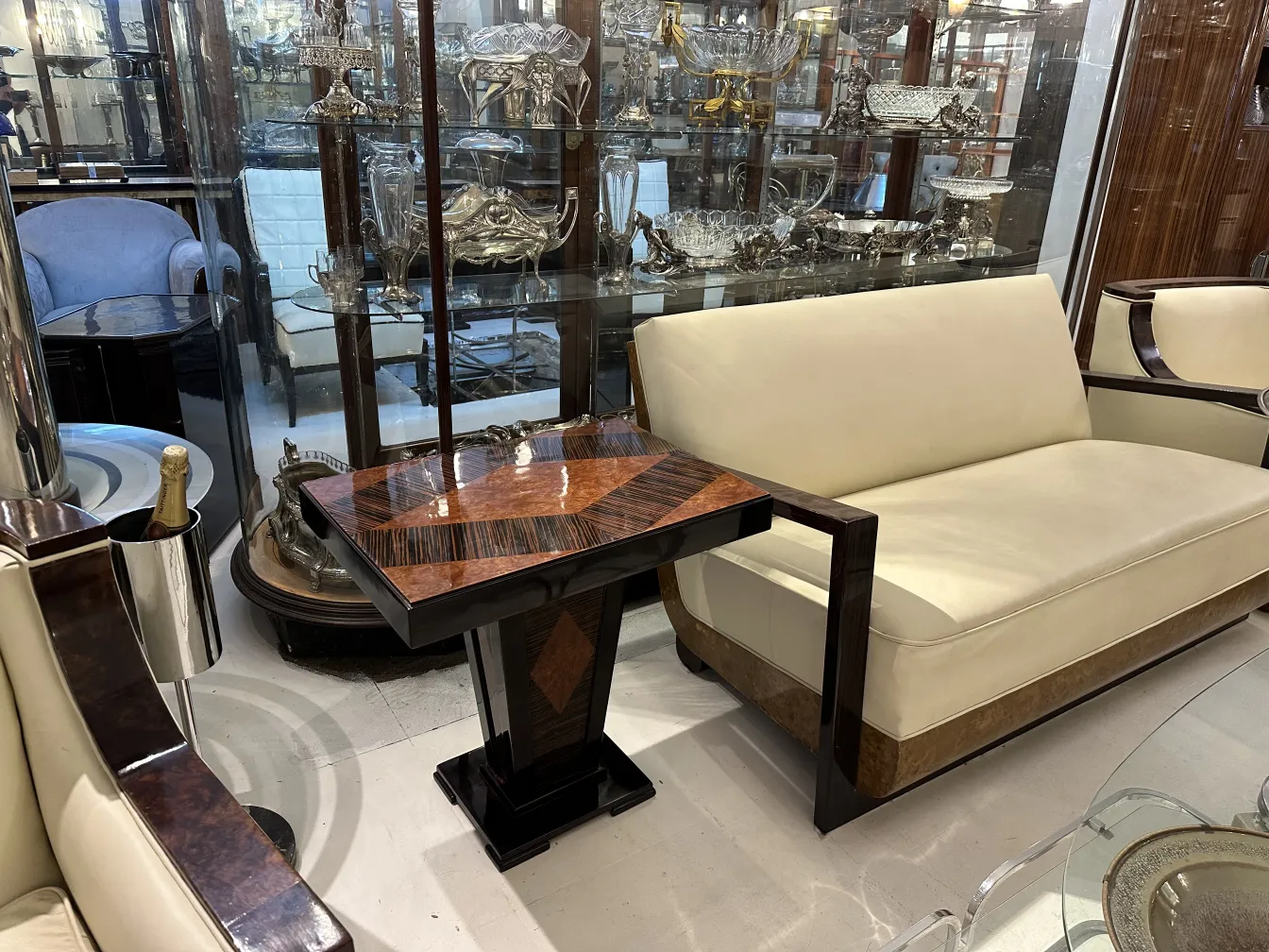 Tavolino antico di stile classico, dettagli decorativi sottili, ambiente elegante.