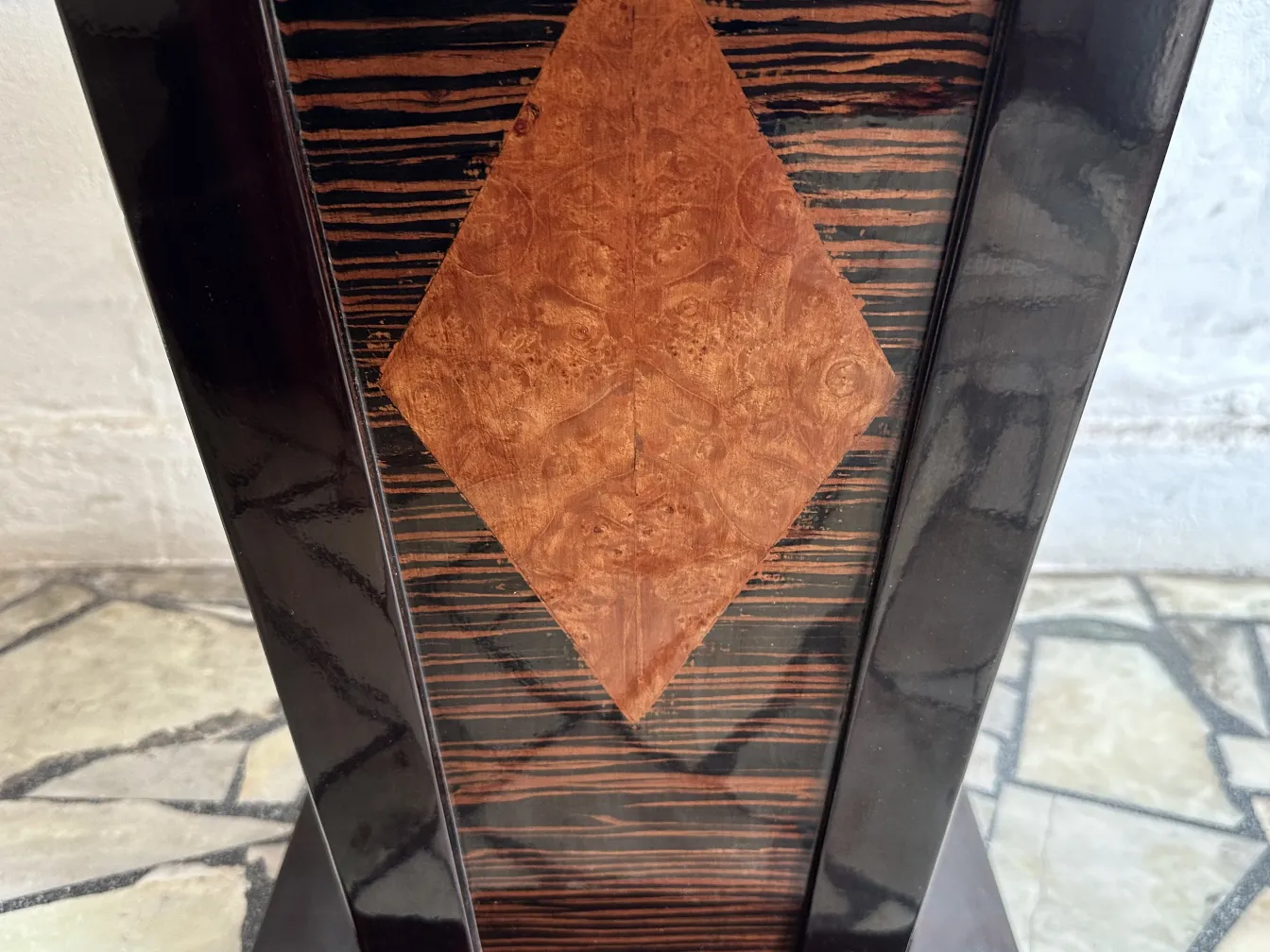 Petite table ancienne avec un design unique dans un cadre classique.