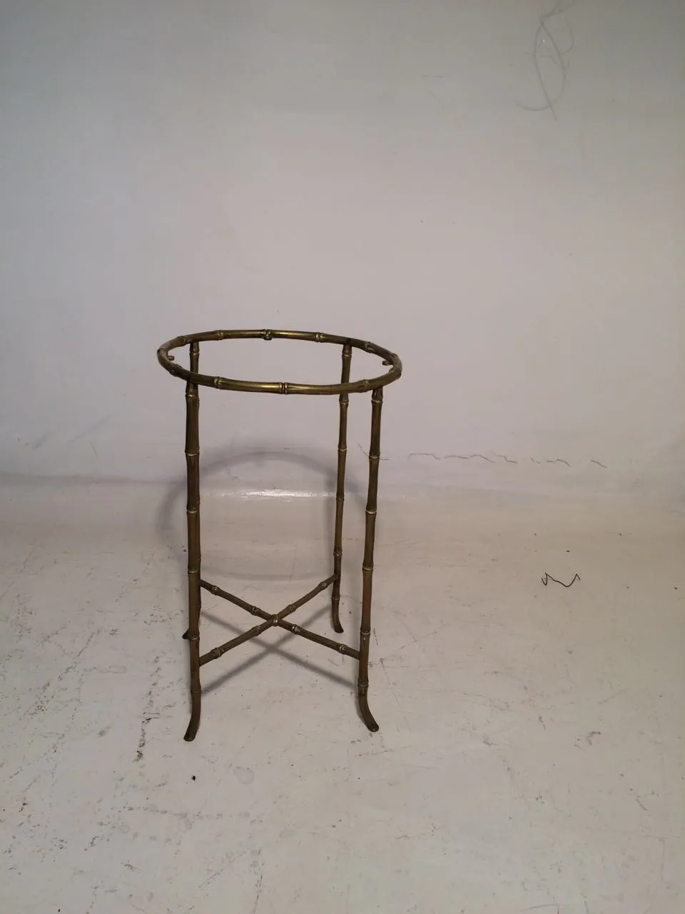 antiker kleiner Tisch mit elegantem Design, einfach und funktional