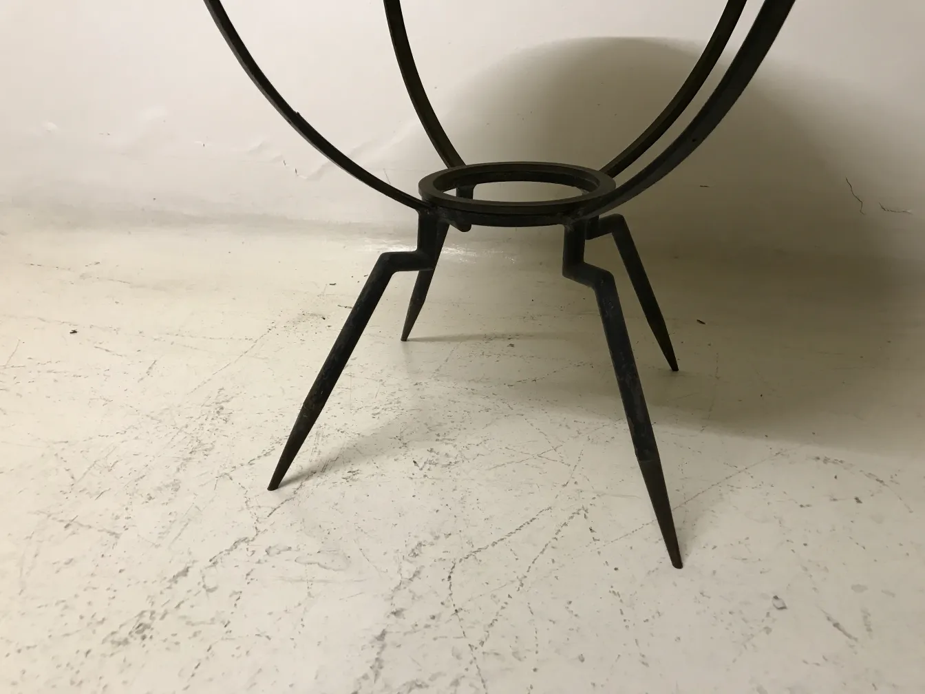 mesita antigua con patas en forma de triángulo, elegante