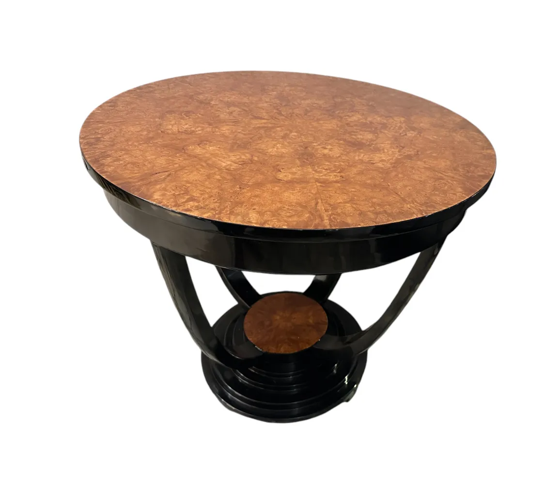 Mesinha antiga redonda com base elegante e superfície marrom