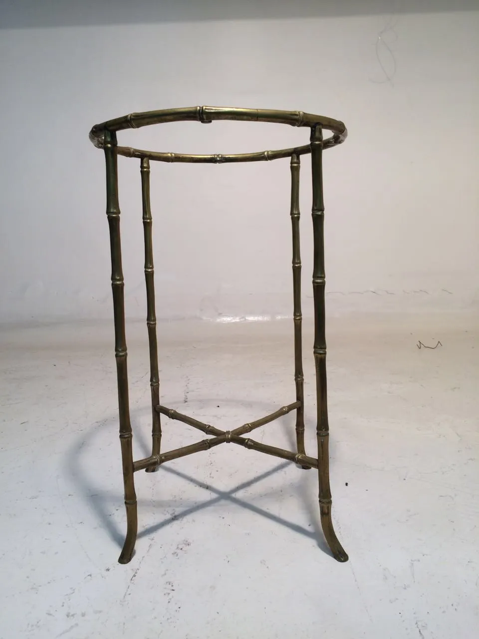 Tavolino antico, stile classico, design elegante, atmosfera accogliente.