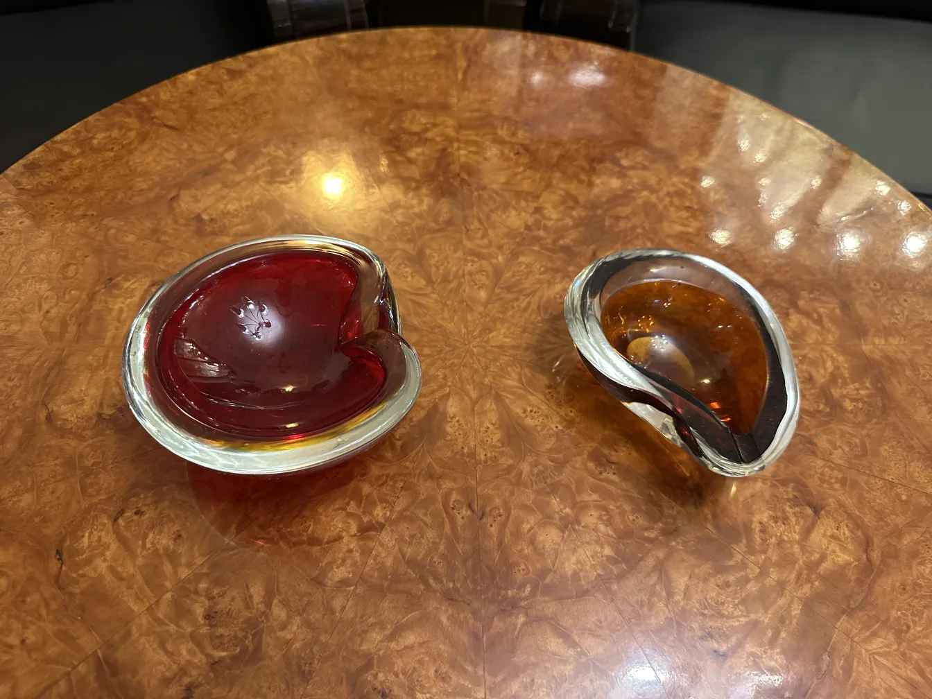 mesinha antiga com itens decorativos em um ambiente elegante