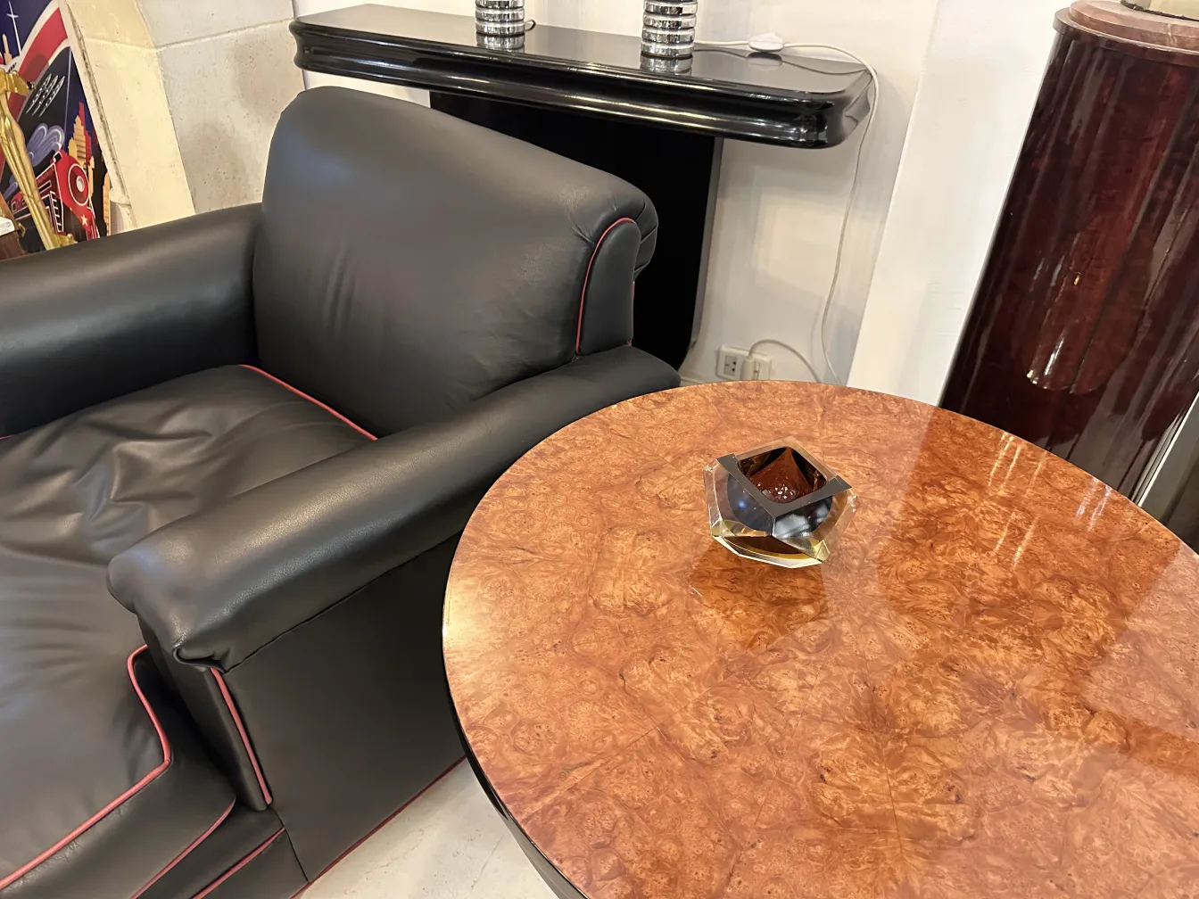 table ronde ancienne avec surface brillante et un élément décoratif