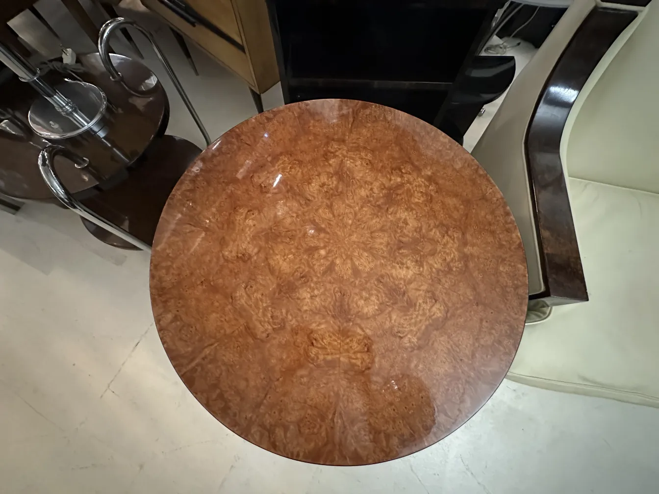 古老的小圆桌在温馨的环境中