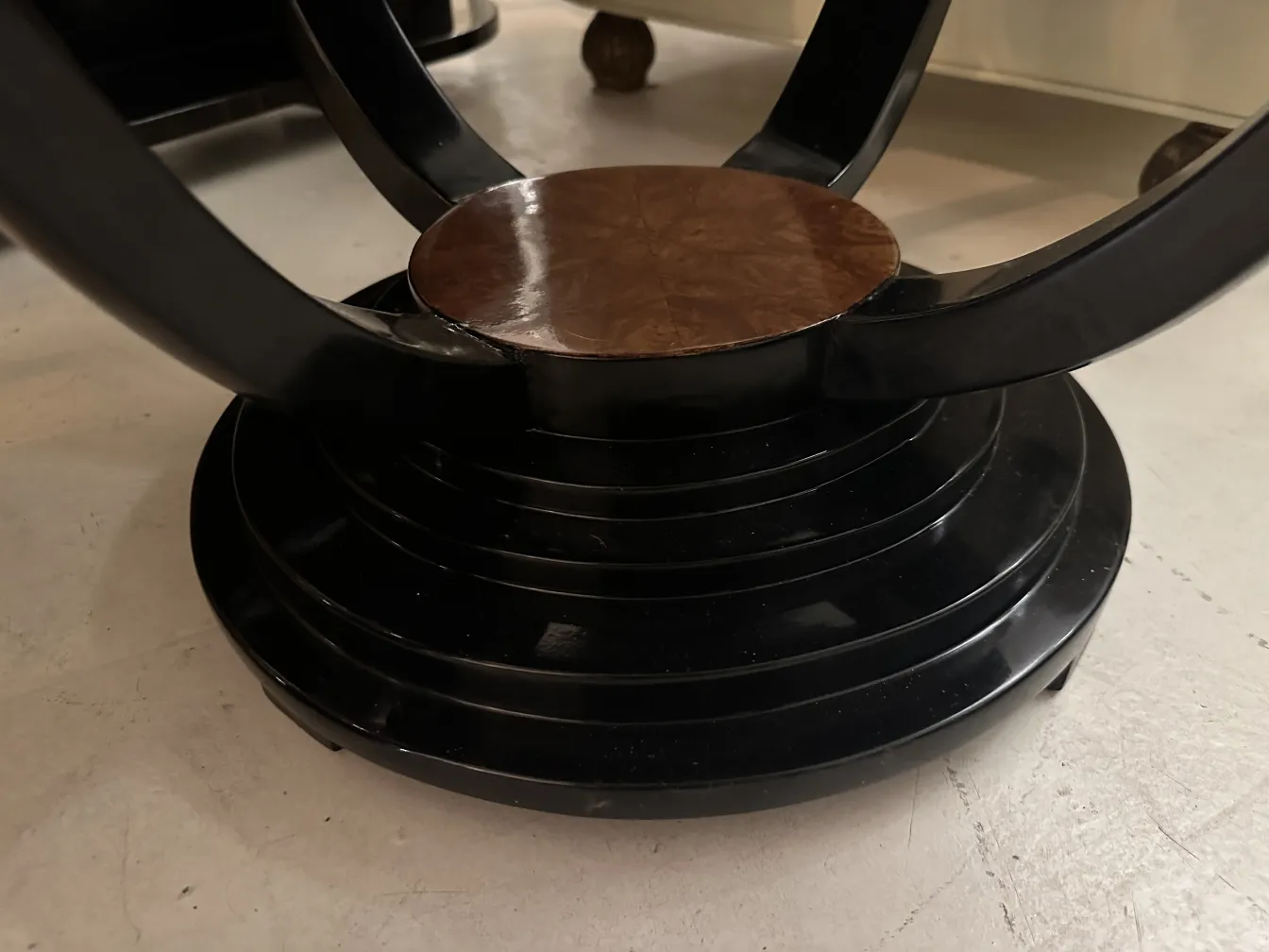 Petite table ancienne avec une base ronde et un design attrayant.