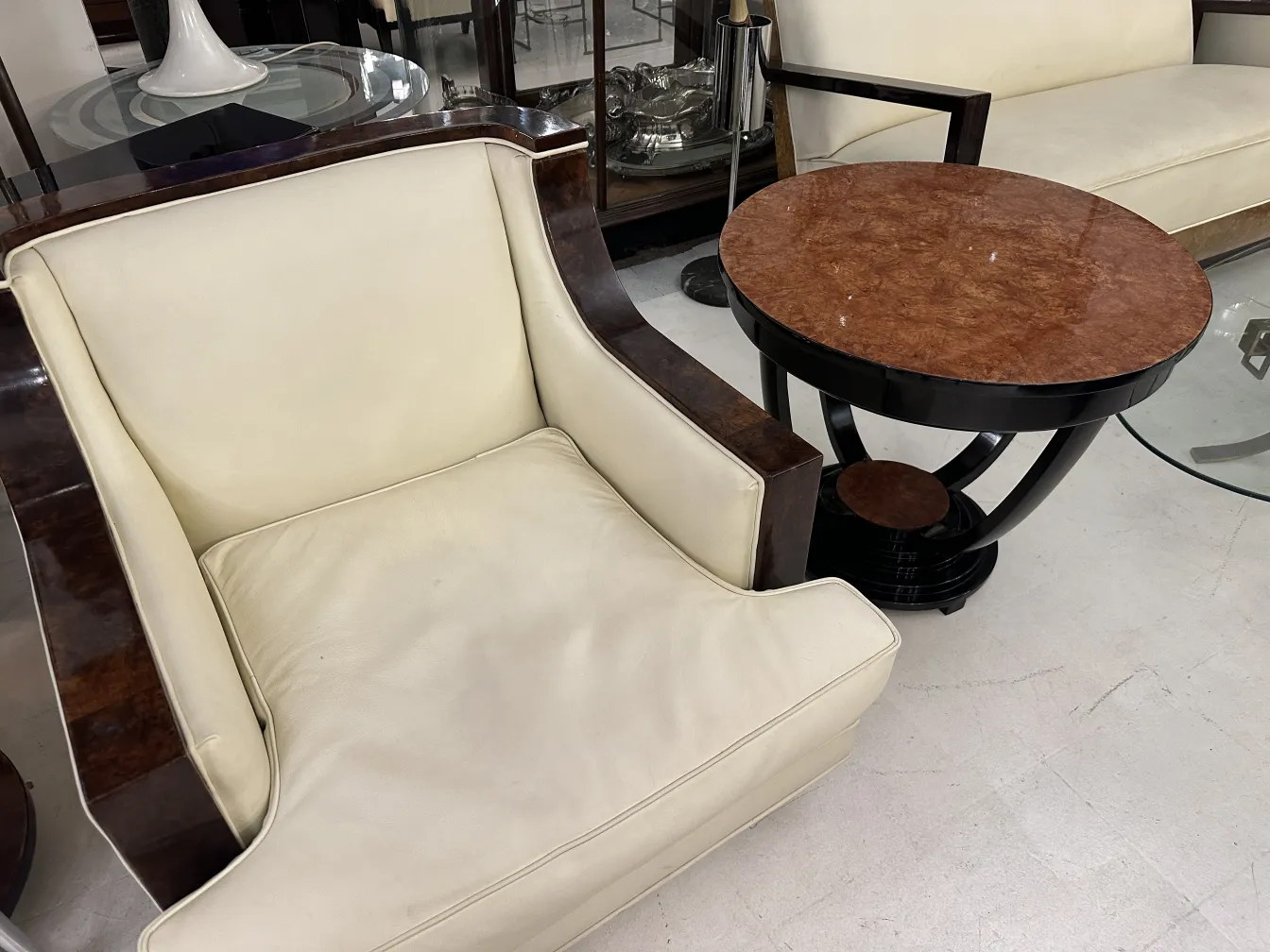 kleiner antiker Tisch mit brauner Platte und eleganten Beinen in einem modernen Setting