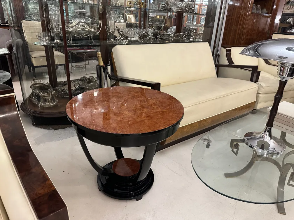 Mesinha antiga de centro com superfície elegante em um ambiente sofisticado