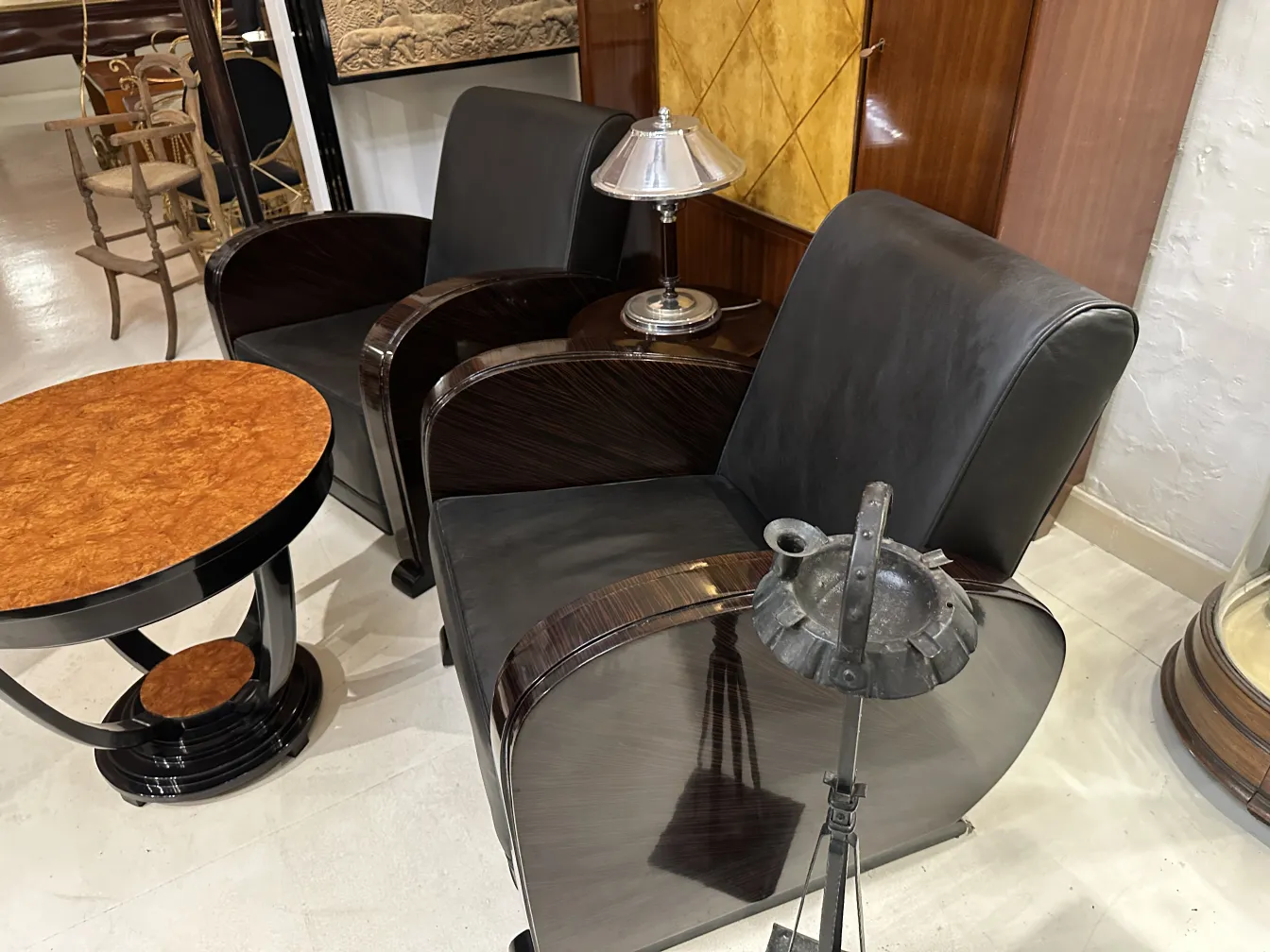 mesinha antiga com design clássico e detalhes únicos.