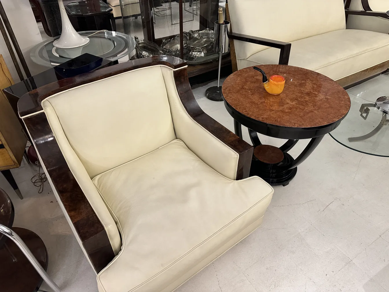 Petite table ancienne de salon avec décoration classique et ambiance chaleureuse