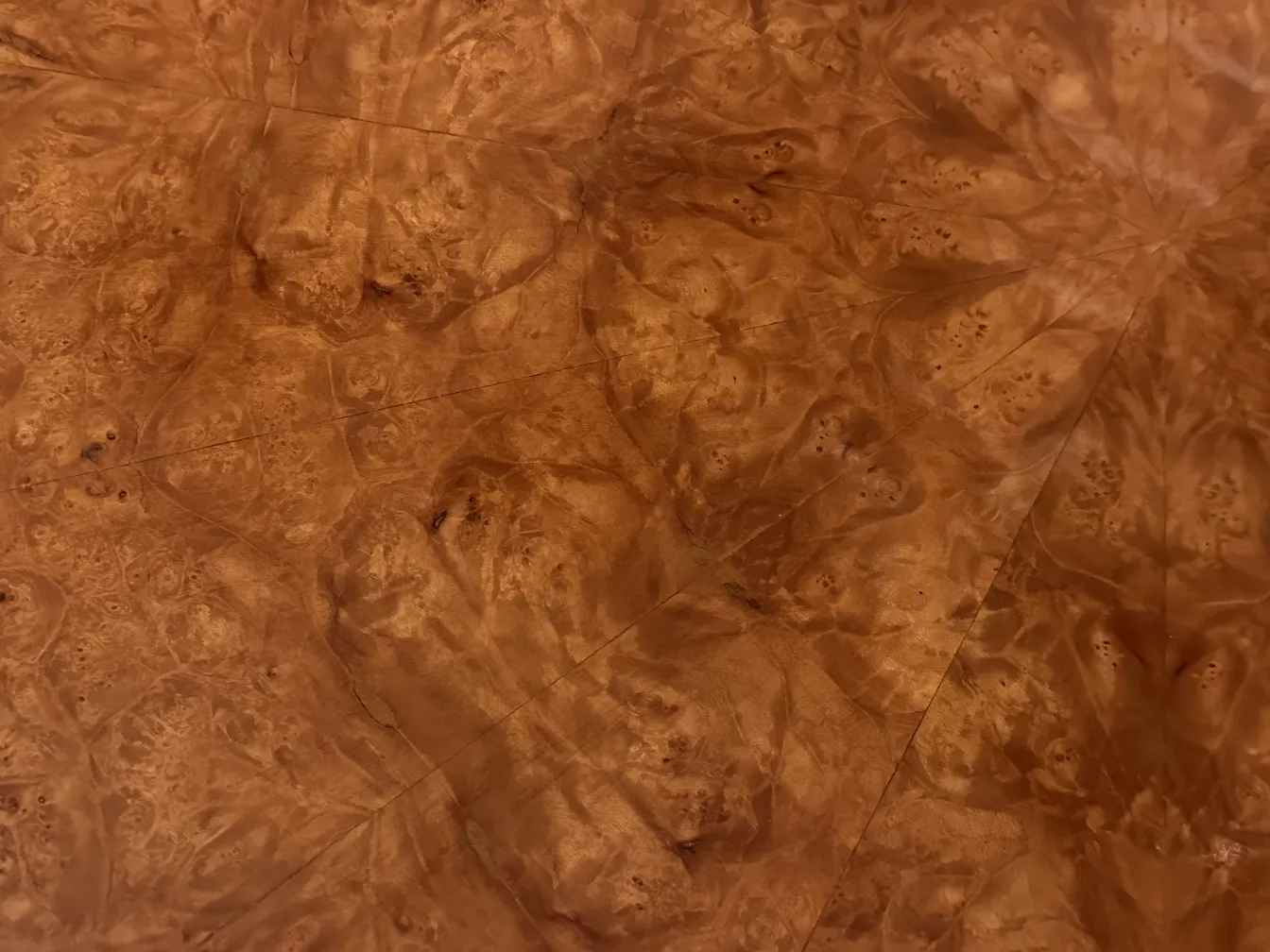 surface d'une ancienne petite table avec des grains détaillés et une couleur chaude