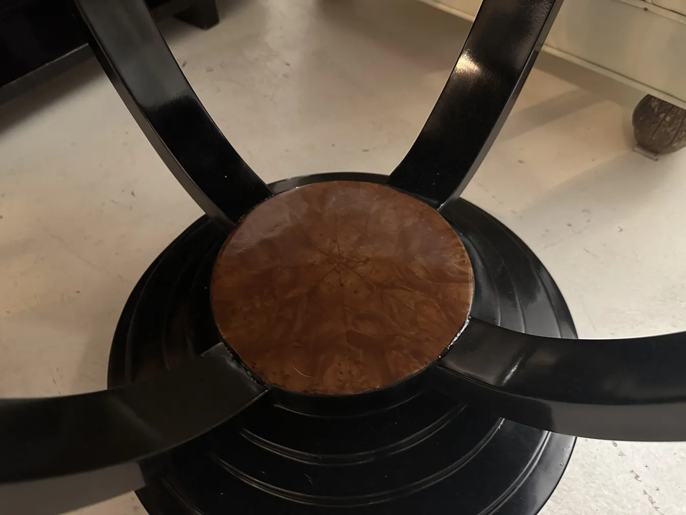 Petite table ancienne avec un détail central et pieds noirs