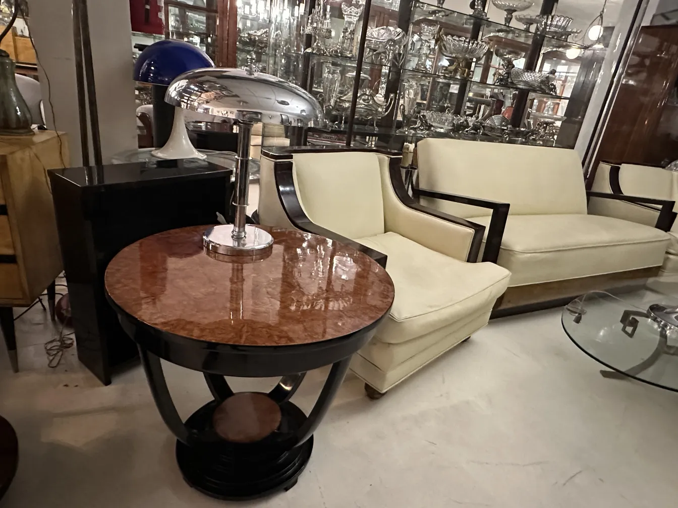 Mesita antigua negra con luz, ambiente elegante, otros muebles decorativos