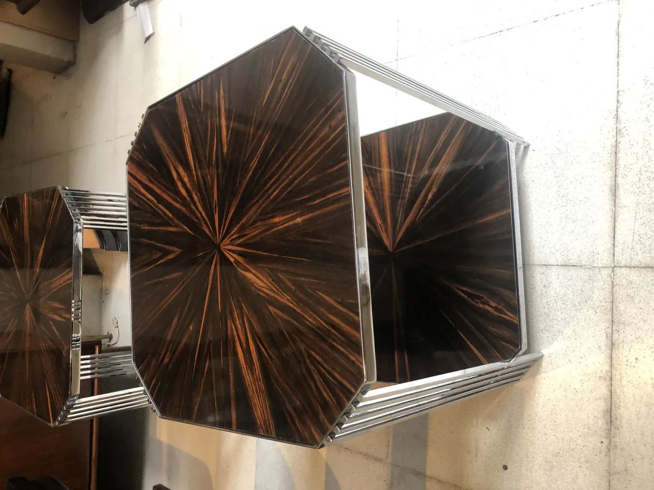 Duas mesinhas antigas com design decorativo no ambiente