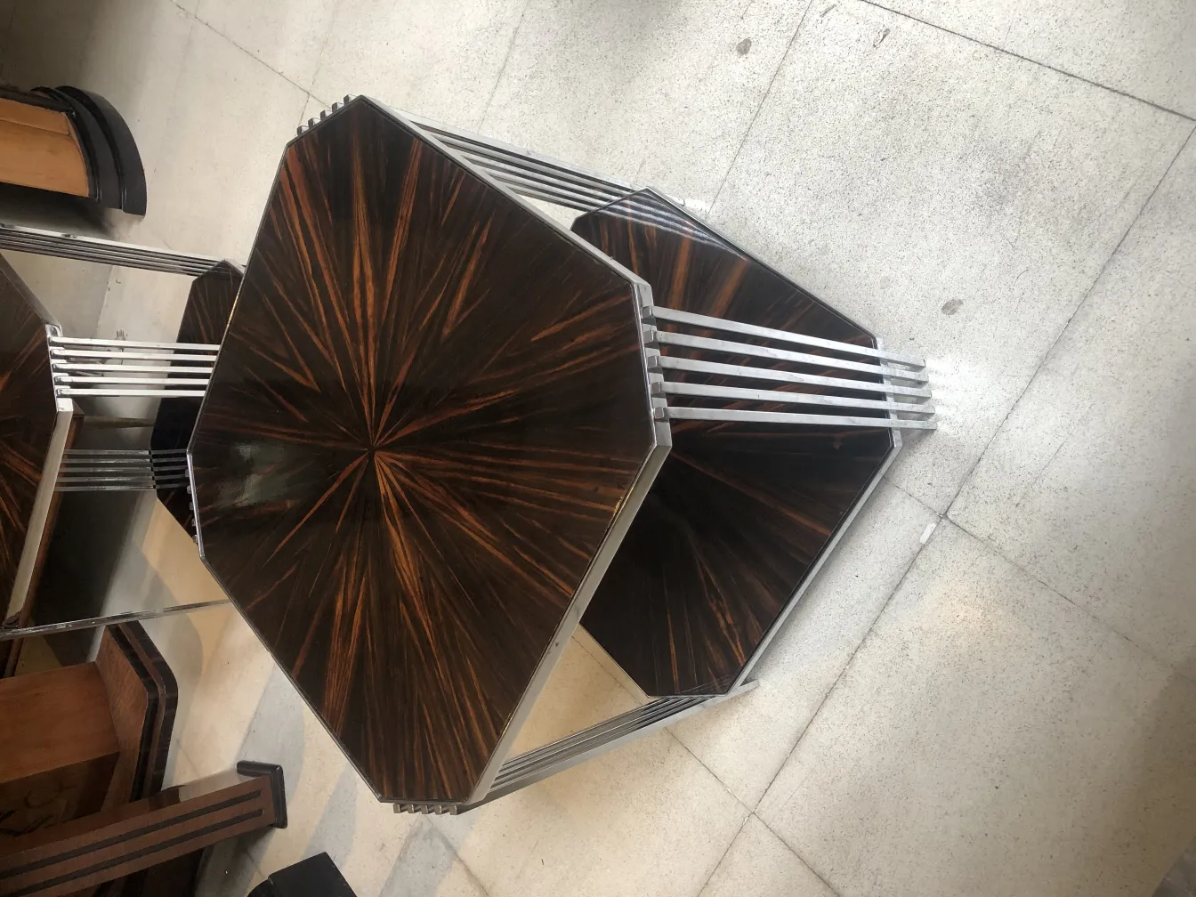 Immagine di 2 tavolini antichi in un ambiente decorativo