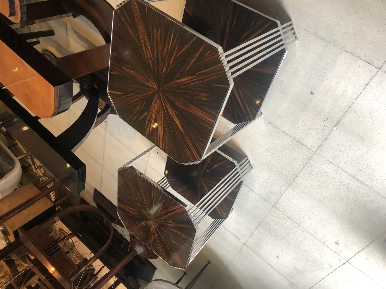 Dos mesitas antiguas con diseño decorativo en un ambiente vintage