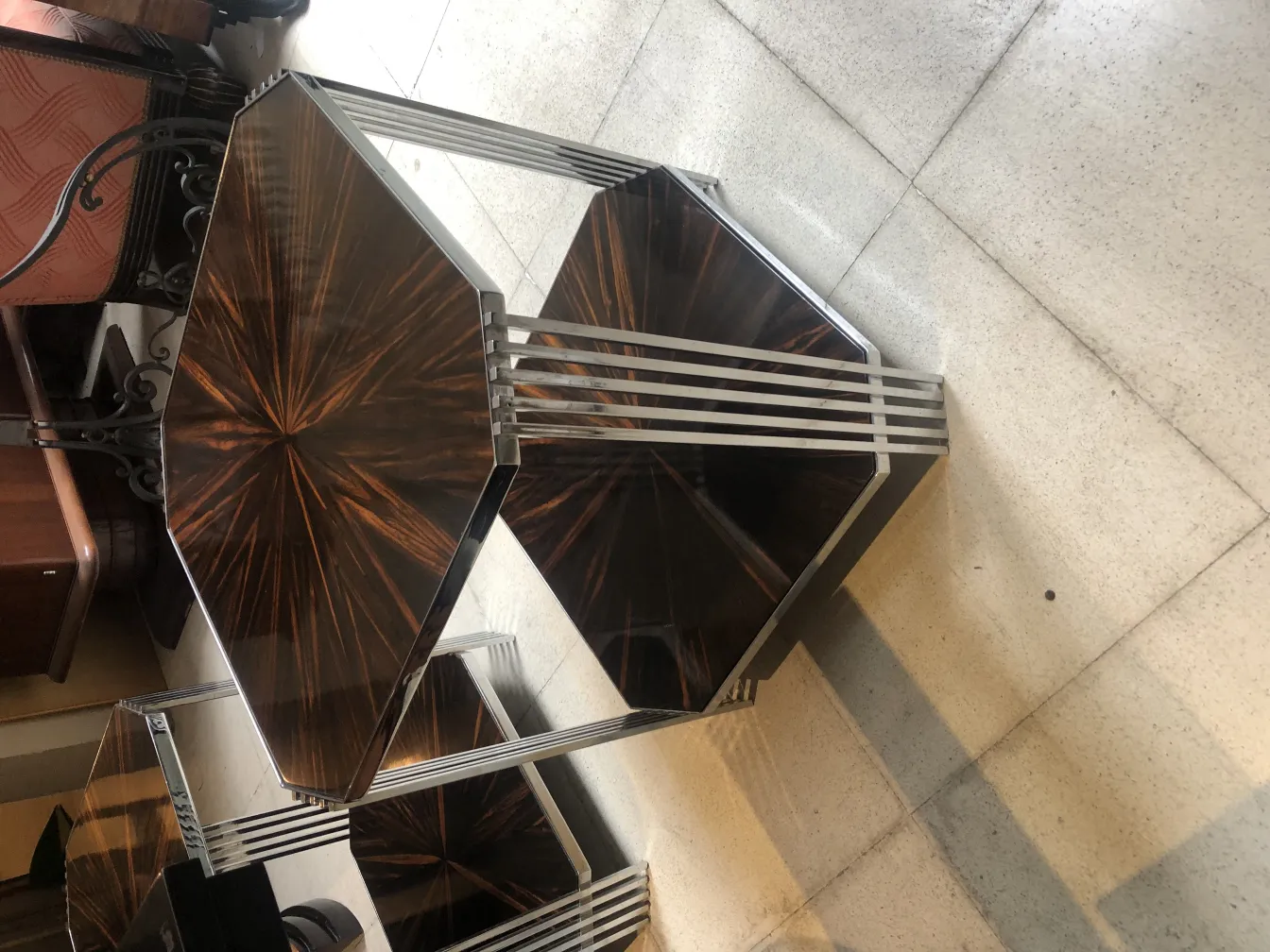 两张古董小桌子，具有几何形状和优雅设计，提升经典氛围。