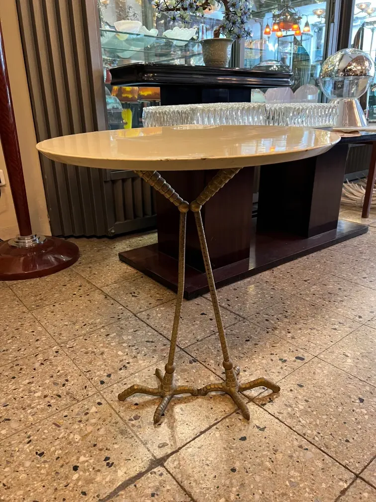 Tavolo antico con gambe creative in un ambiente accogliente.