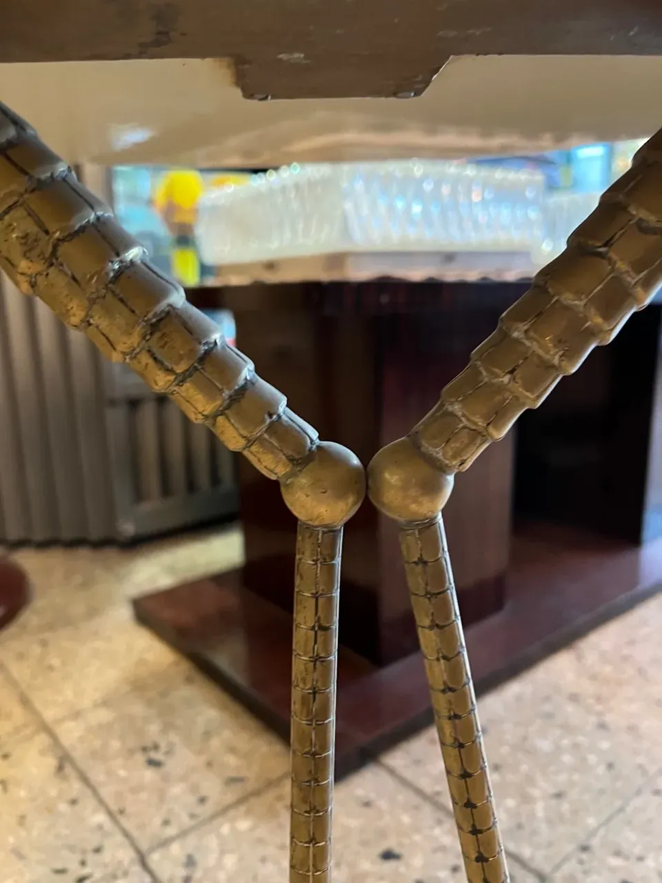 古董桌子，腿部细节明显，周围环境独特。