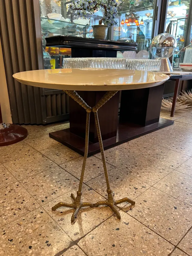 Antiker Tisch mit stilisiertem Fuß, elegantes Ambiente