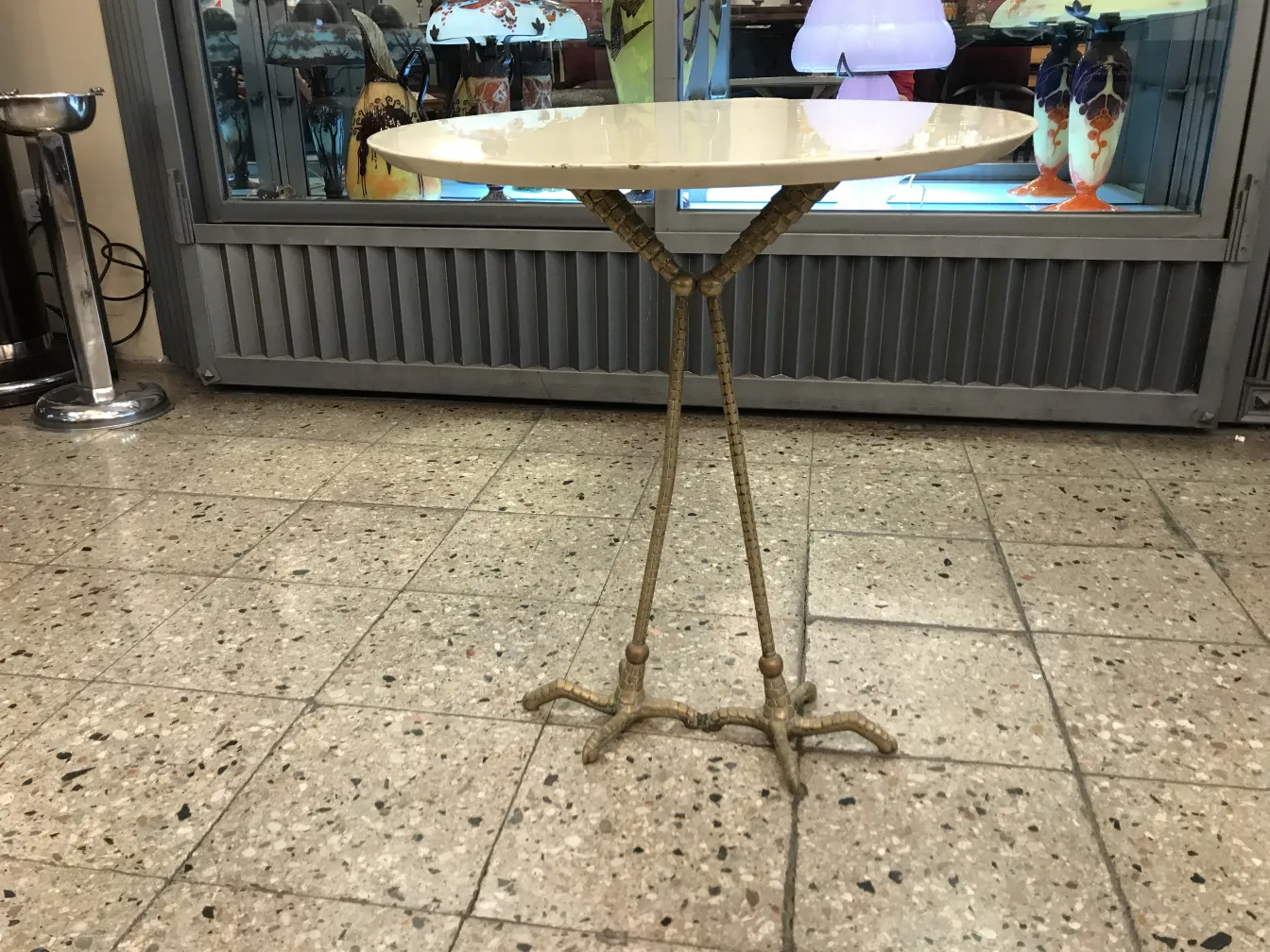 Mesa antigua con patas estilizadas, meret elisabeth oppenheim, ambiente de antigüedades.