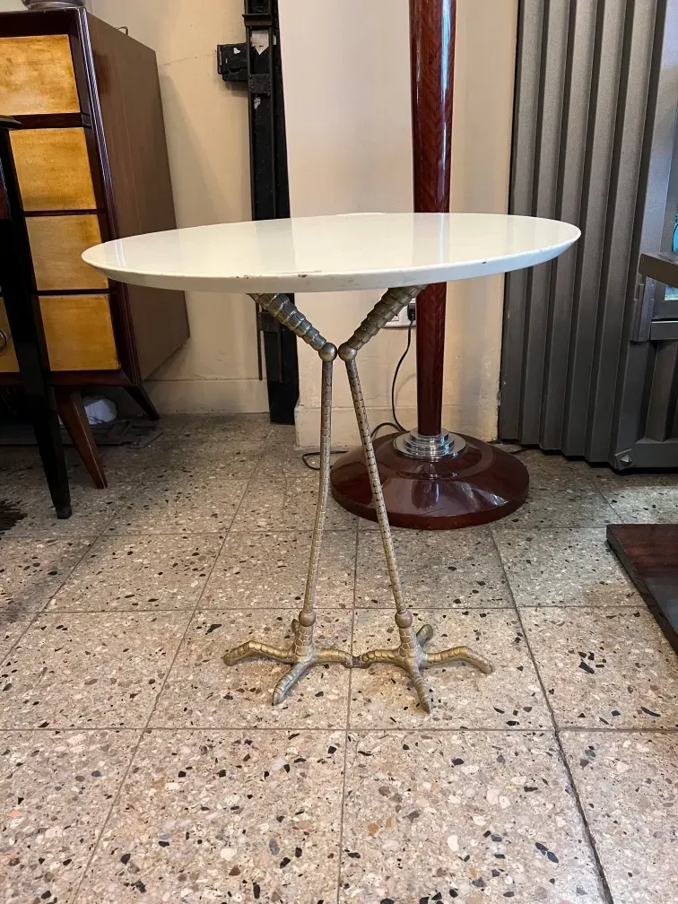 tavolo antico con gambe interessanti in ambiente classico