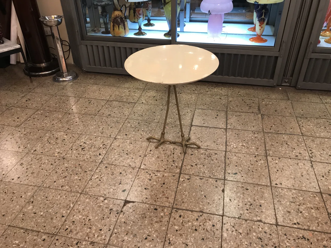 圆形古董桌子，底座装饰，复古环境