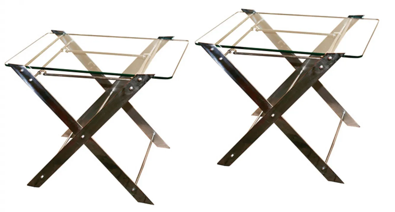 Due tavolini antichi con un design unico.