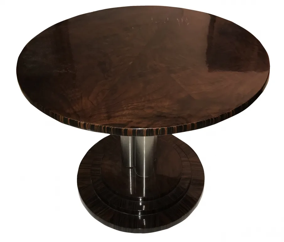 Due tavolini antichi rotondi con un design elegante nell'ambiente