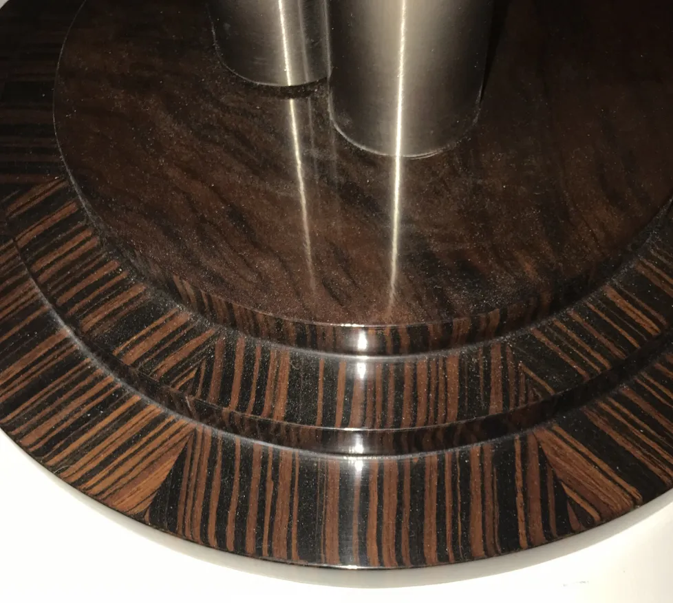 duas mesinhas antigas decorativas com design clássico