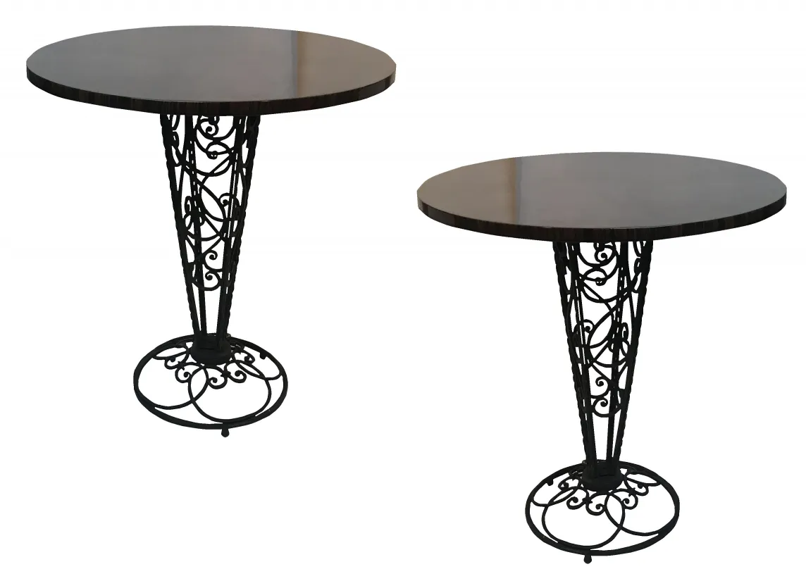 Deux petites tables anciennes avec des bases noires décoratives