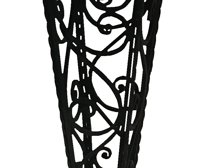 Detail von 2 kleinen antiken Tischen mit dekorativem Design
