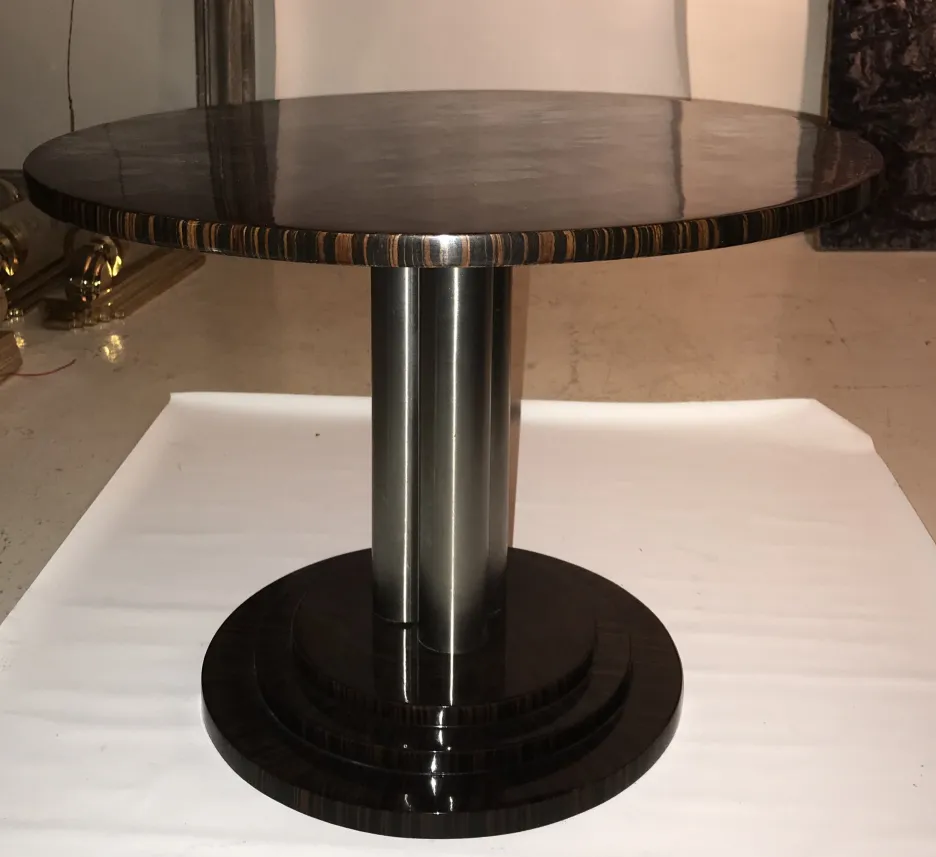 2 tavolini antichi con base rotonda e design classico