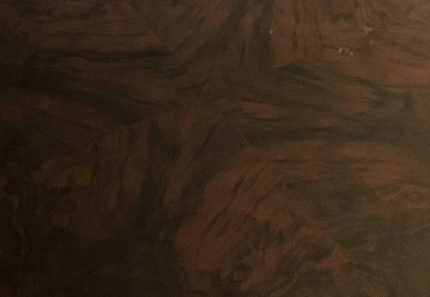 特写两古董边桌，简单设计，中性色背景。