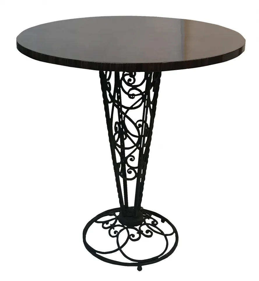 Mesitas antiguas con bases decorativas y forma de cono