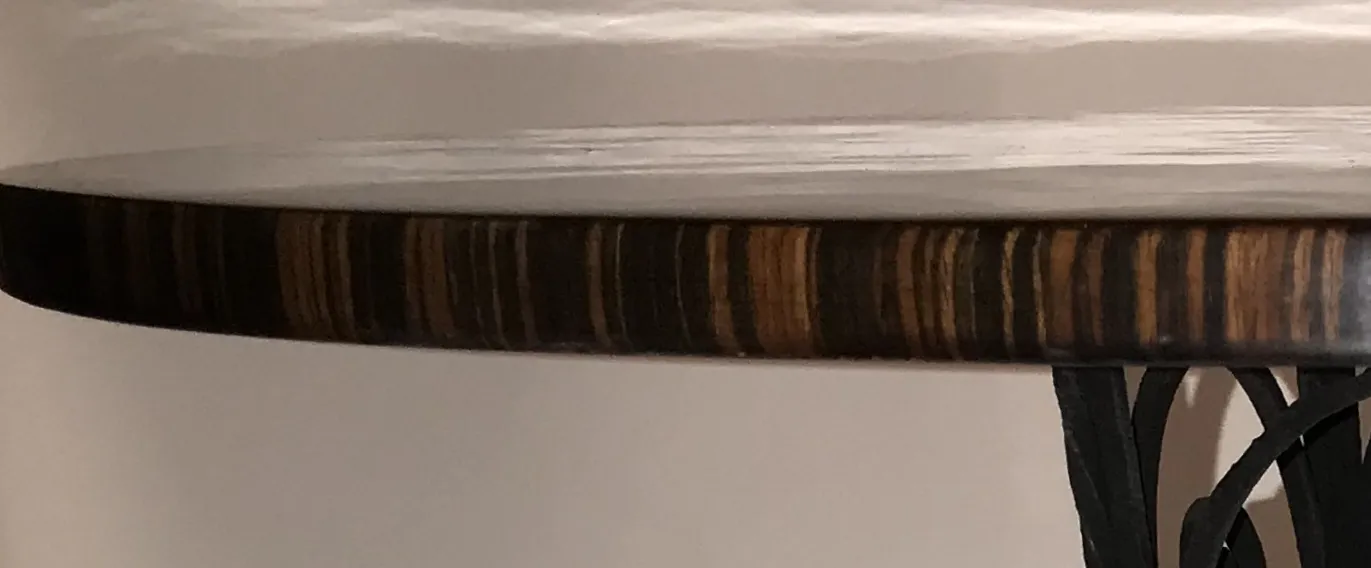 vue latérale de 2 petites tables anciennes décoratives